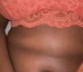Negra gostosa gemendo alto enquanto é comida com vontade