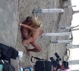Nicolle Bittencourt sendo comida no posto 10 do recreio e gemendo alto