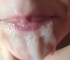 Ninfeta gatinha levando jato de porra na boquinha de veludo