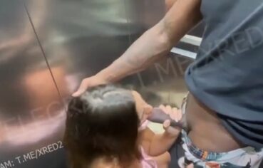 Puta gostosa mamando negro roludo no elevador