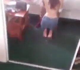 Ruivinha safada chupando com carinha de puta enquanto o parceiro filma esse boquete gostoso