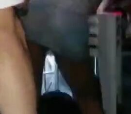 Safada gostosa levantando o vestido sem calcinha e mostrando a bunda na festa
