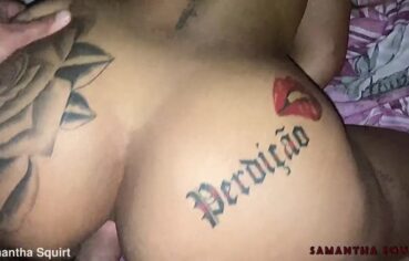 Samantha mulata deliciosa empinando o rabo no quarto enquanto é comida por trás
