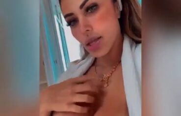 Advogada Camila Oliveira peladinha se exibindo com tesão no escritório