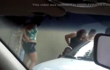 Amadoras exibindo bundas gostosas mijando na rua após bloco de carnaval