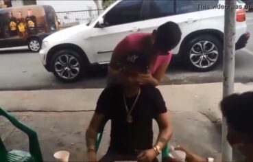 Ana Carolina rebolando gostoso no sofá e seduzindo com seu rabão