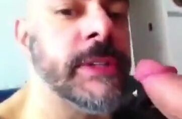 Careca barbudo chupando piroca grossa do amigo ativo com tesão