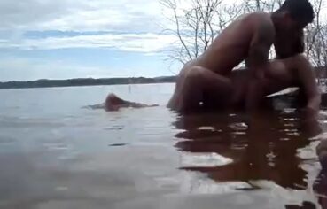 Casalinho safado fodendo gostoso na margem do rio até gozar