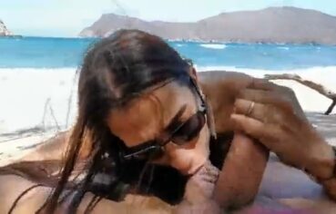 Elena morena latina chupando gostoso na areia da praia