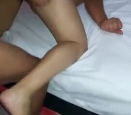 Esposa moreninha de quatro gemendo alto enquanto o amante soca forte