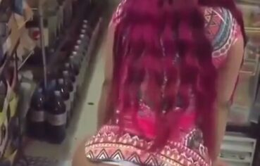 Esposa ruiva de fio dental rebolando gostoso no mercado até gemer alto