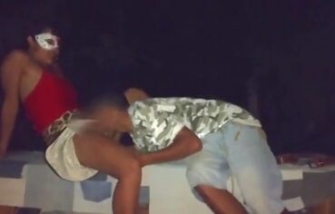 Esposa safada mamando gostoso ao ar livre e pedindo rola na frente do corno