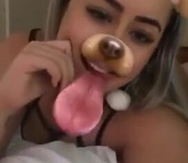 Gostosinha exibindo a bunda sem calcinha no Snapchat para o ficante