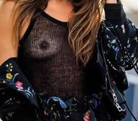 Isis Valverde pelada exibindo os peitões em blusa transparente