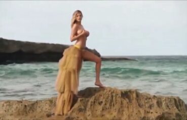 Kate Upton mostrando o corpo nu em ensaio sensual na praia de Aruba
