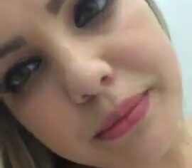 Loira peituda do Rio mostrando a buceta e gemendo alto no motel