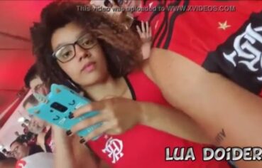 Loira safada exibindo bucetinha rosada no estádio do Flamengo