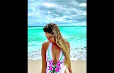 Loira safada mostra os peitos ao vivo ao lado da colega no BBB20