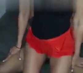Morena casada sentando gostoso na pica do amigo enquanto marido grava