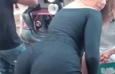 Morena rabuda rebolando a bunda enorme no meio da rua para os voyeurs