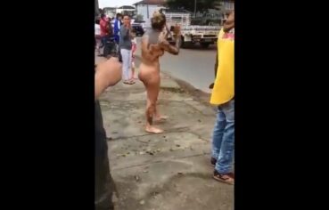 Tassi Rosa gostosa fudendo no meio da rua e gemendo alto