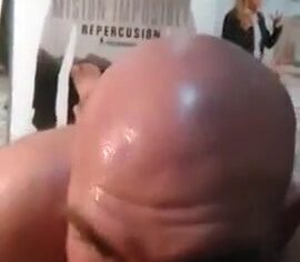 Thiago careca chupando gostoso o pau do amigo e gemendo de tesão