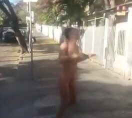 Travesti fogoso dando o cu com vontade no estacionamento do prédio