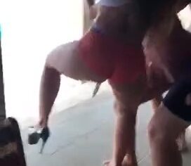 Três novinhas gostosas dançando de roupa curta e sarrando com gordinho