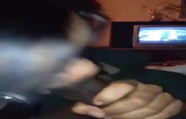 Camila Rodrigues mulata chupando a rola do namorado até babar tudo