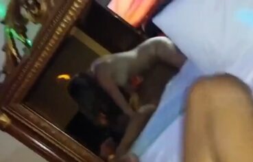 Casada branquinha levando rola grossa do amante enquanto corninho grava