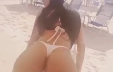 Cíntia cavala rebolando na praia com o biquíni caindo e todo mundo vendo