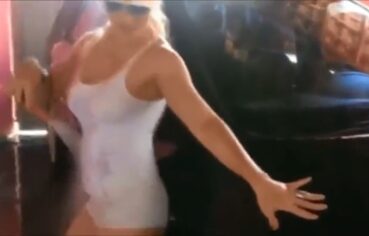 Débora Fantine rebolando gostoso na cara do fã e lavando o carro com tesão