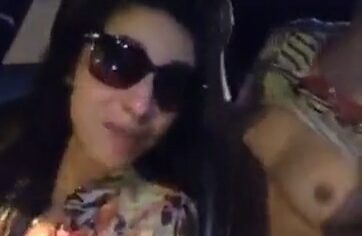 Duas gostosas exibindo os peitos no carro e provocando o amigo