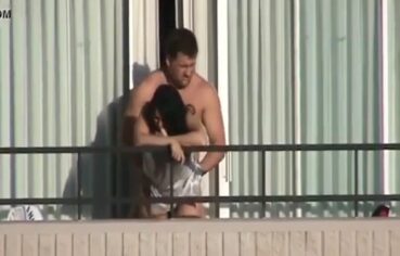 Esposa gostosa dando pra amigo do marido na varanda do apartamento