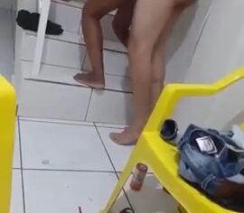 Esposa mulata cavalgando gostoso no amigo enquanto o marido viaja
