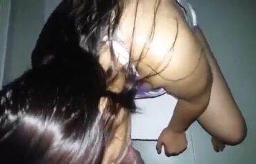 Esposa safada empinando o rabetão e chupando o marido enquanto ele grava