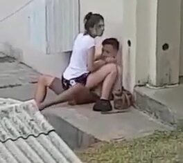 Jovem casal transando no beco sem saber que estavam sendo filmados