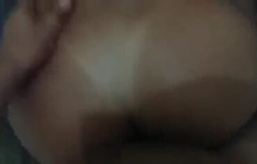 Morena carioca arrebitando o rabo no pelo e levando leite quente no final