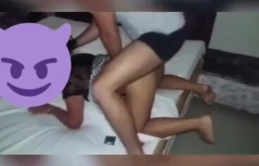 Morena safada levando rola do amante enquanto o marido grava