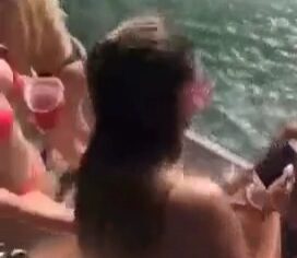 Brasileiras cavalgando gostoso no iate de empresário em Miami