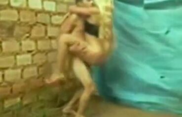 Loira peituda metendo gostoso com o vizinho no sofá até gozar