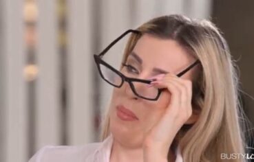 Loira safada sentando forte no pau grosso e gemendo até gozar