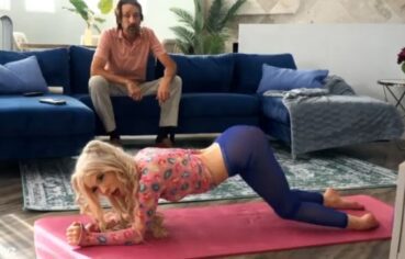 Loira tesuda empinando o rabo e oferecendo o cuzinho apertado