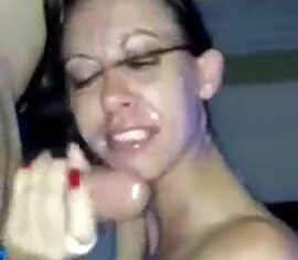 Lorena safada engasgando no pau grosso do macho enquanto filma