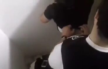 Morena fogosa sentando com força no pau no banheiro do estádio e gemendo alto