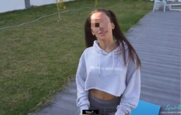 Novinha tesuda arregaçando a legging após malhar e dando o cuzinho