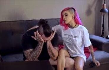 Travesti safada chupando forte o pau grosso com vontade