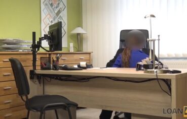 Candidata safada arregaçada na mesa pelo chefe durante entrevista