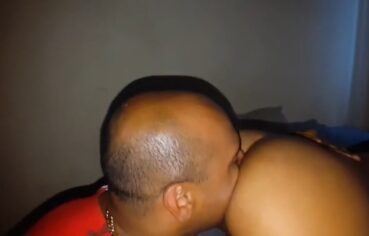 Enteada ninfeta gemendo alto enquanto leva rola grossa na cama