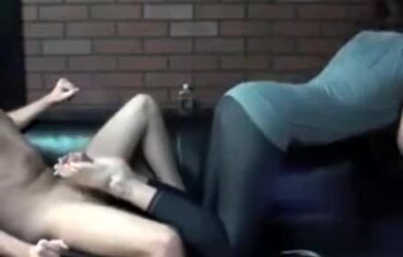 Loira peituda batendo punheta com os pés e gemendo alto